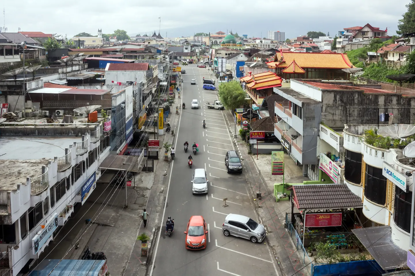 Jalan Ahmad Yani dilihat dari Jembatan Limpapeh, dengan deretan bangunan, trotoar, dan kendaraan di pusat Bukittinggi.